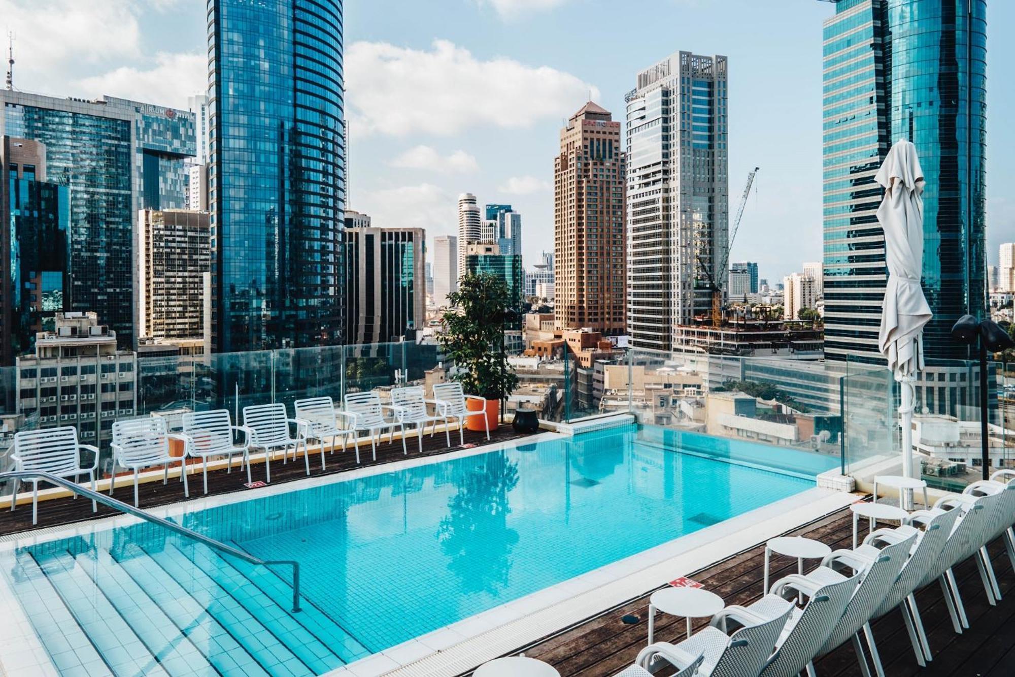 Hotel Indigo Tel Aviv - Diamond District By Ihg Giv'atayim Esterno foto The rooftop pool at the hotel